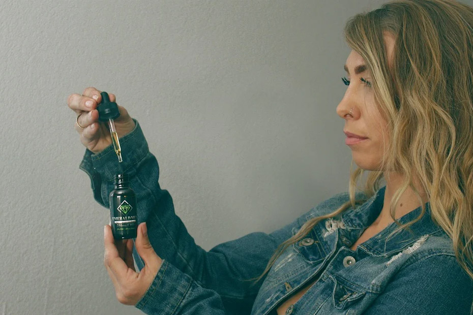 dosage du CBD : différentes tailles de bouteilles d'huile de CBD avec compte-gouttes