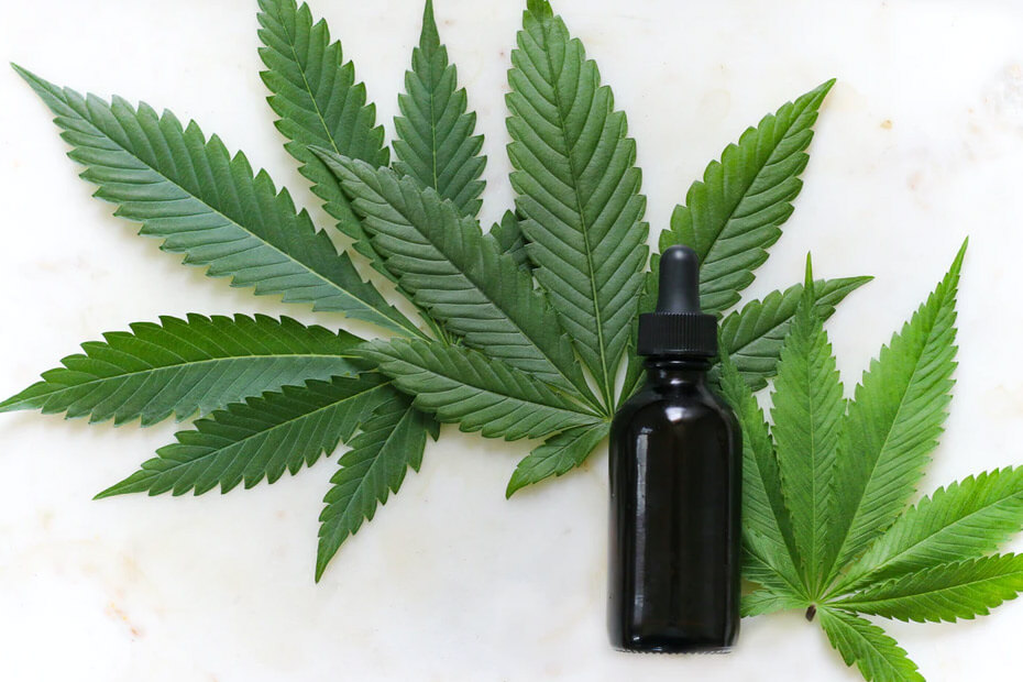 CBD : différentes bouteilles d'huile de CBD avec divers pourcentages