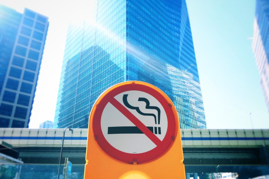 Interdiction de fumer mais la e-cigarettes d'accord