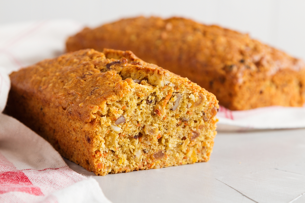 carrot cake minceur : tranche de carrot cake minceur avec des carottes et noix