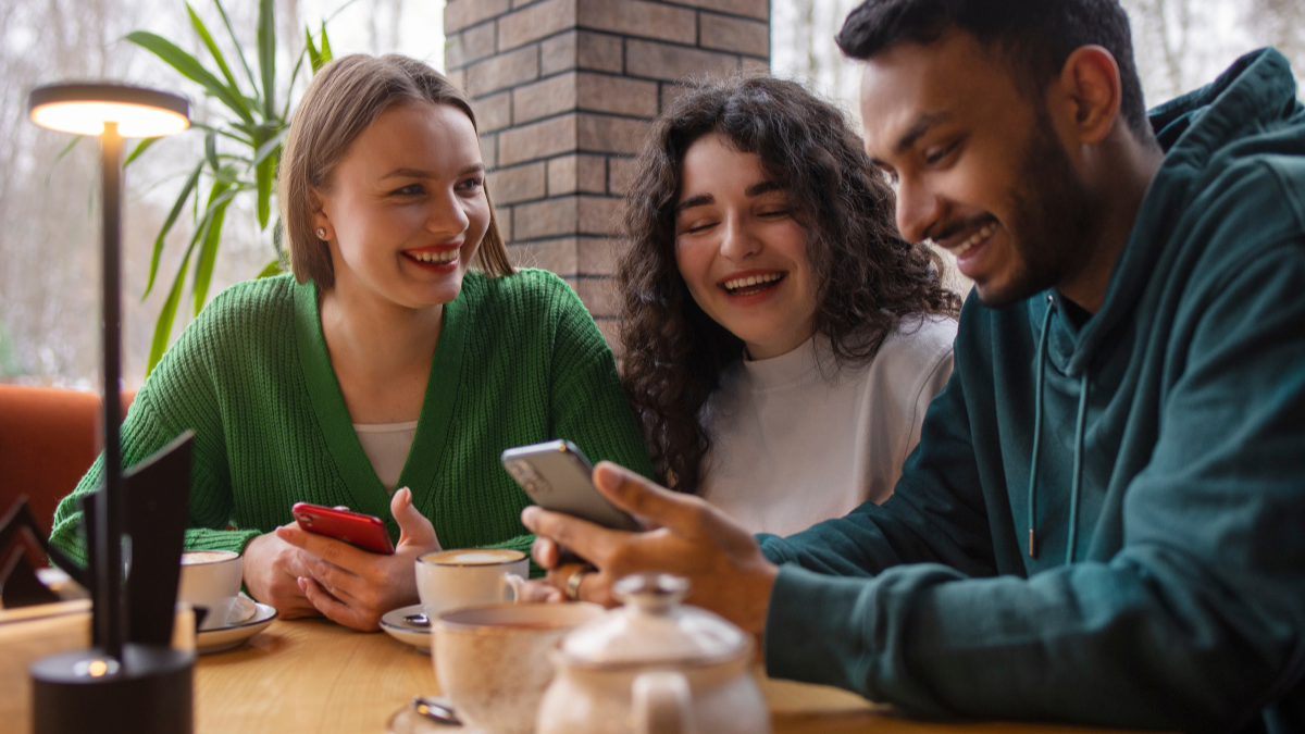 Que signifie vraiment « idk » et pourquoi tout le monde l’utilise en ligne