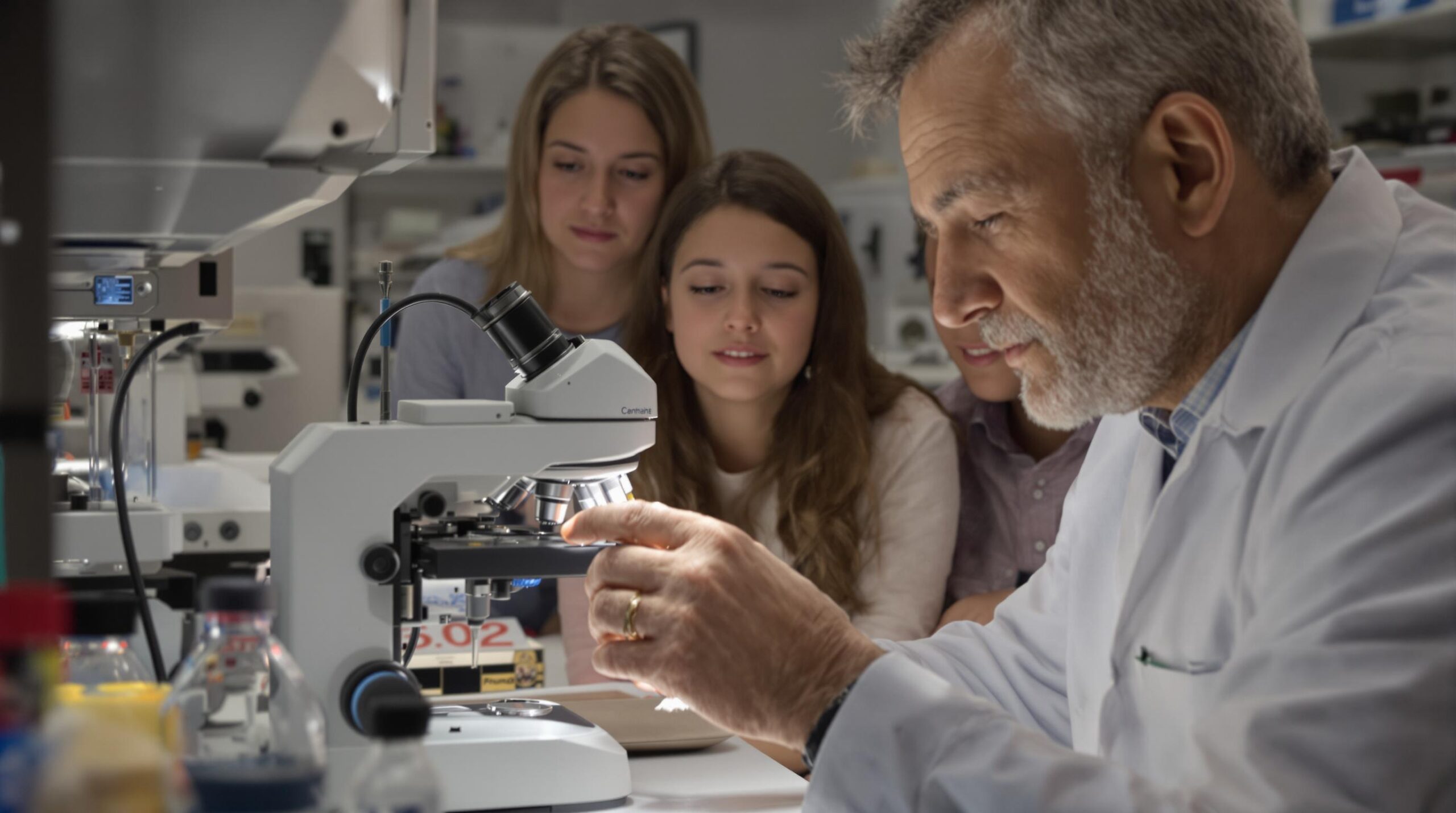 gènes : représentation artistique d'ADN filiforme et cellule
