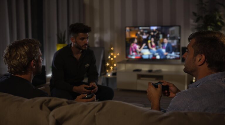 PS5 : manette et écran affichant des jeux vidéo de nouvelle génération