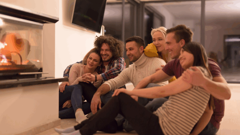 jeux d’ambiance : groupe d'amis jouant et riant autour d’un jeu de société