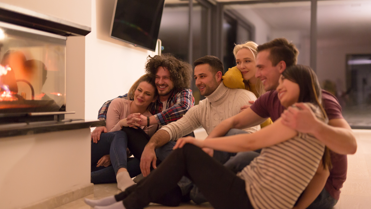 jeux d’ambiance : groupe d'amis jouant et riant autour d’un jeu de société