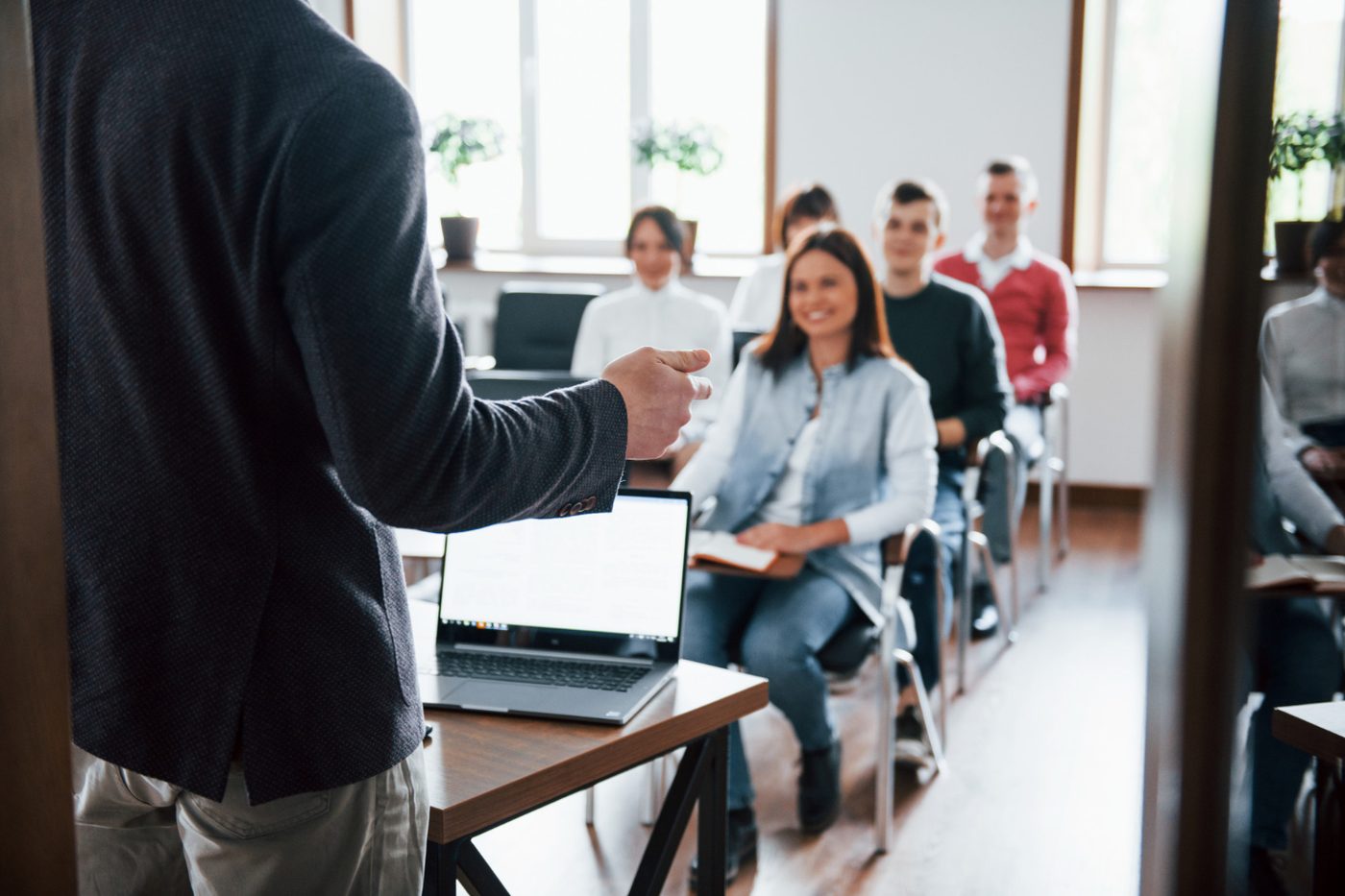 Groupe de personnes lors d'une conf&eacute;rence d'affaires dans une salle de classe