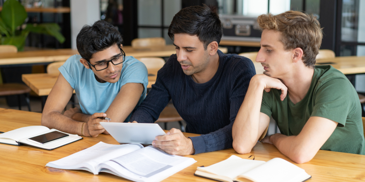 école de communication : vue aérienne d'un bâtiment universitaire moderne à Paris