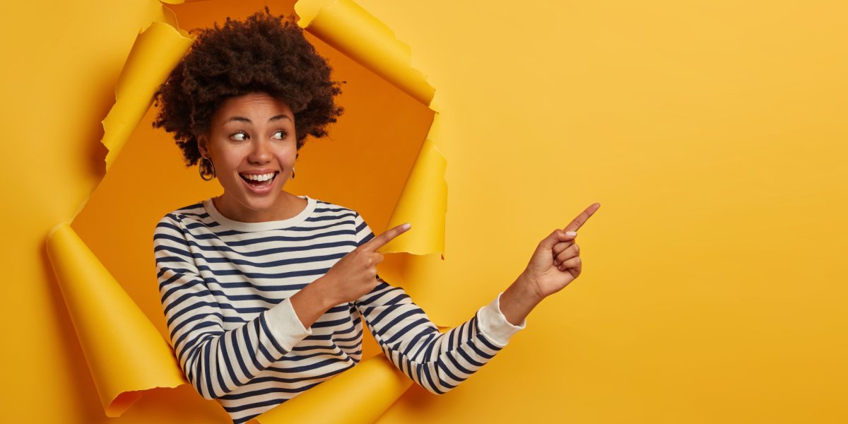 publicité digitale : illustration symbolisant la publicité traditionnelle et digitale avec des écrans et panneaux publicitaires