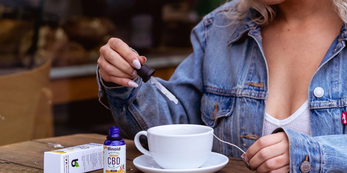 CBD et épilepsie : flacon d'huile de CBD avec des feuilles de cannabis