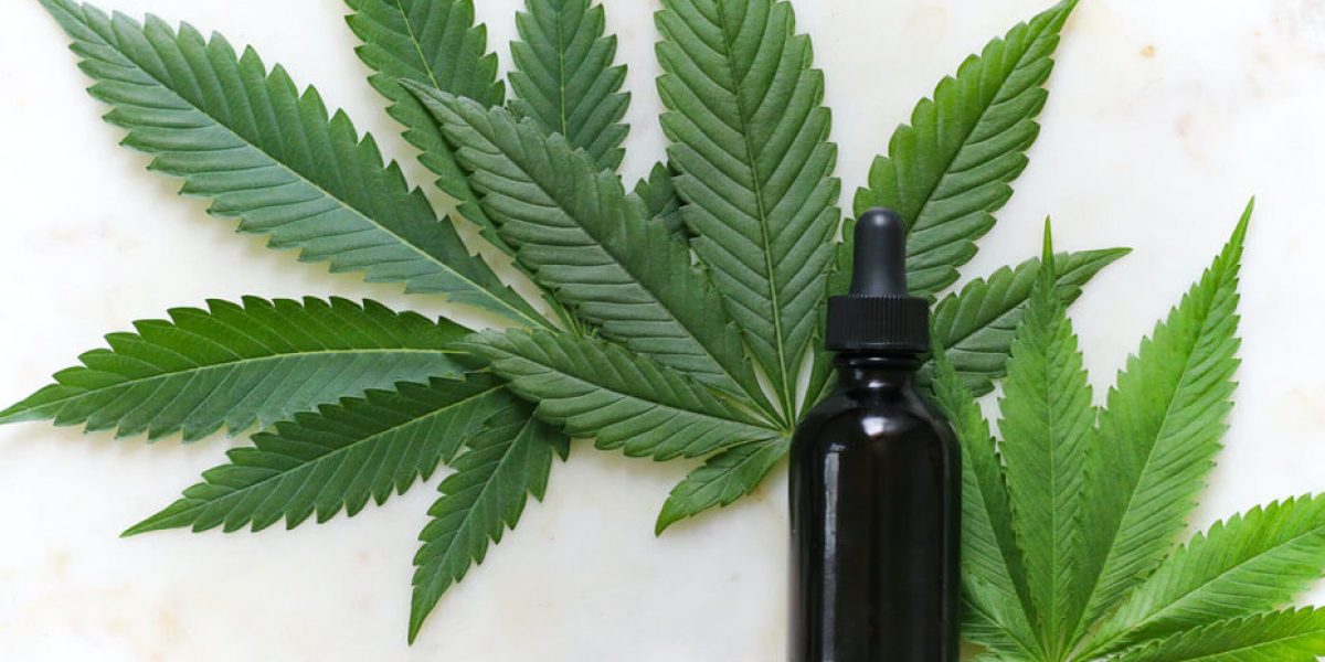 CBD : différentes bouteilles d'huile de CBD avec divers pourcentages