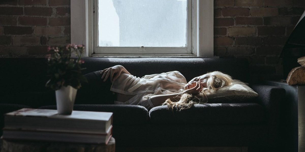 CBD sommeil : flacon d'huile de CBD posé à côté d'un oreiller et d'une lampe douce