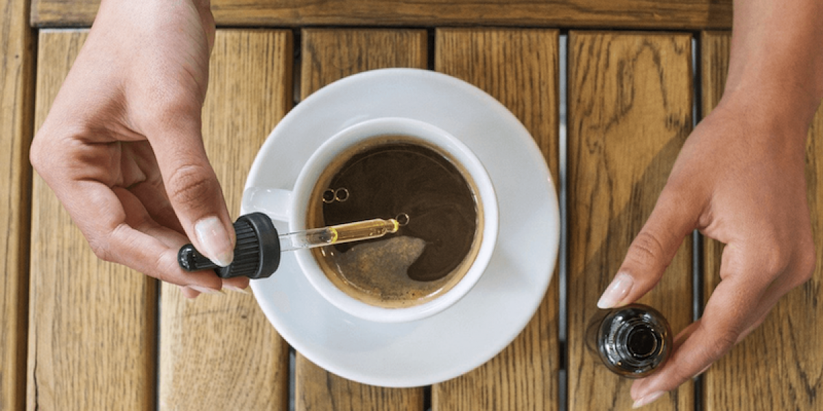 CBD : flacon d'huile de CBD avec des feuilles de cannabis en arrière-plan