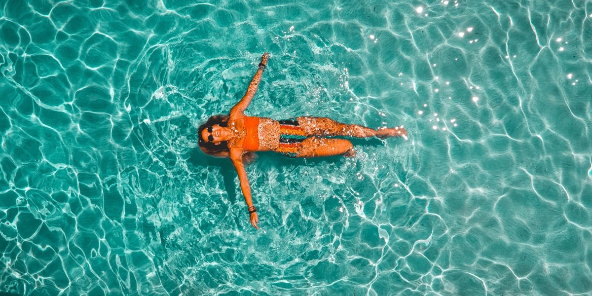 hobbies : personne découvrant de nouvelles activités créatives et sportives