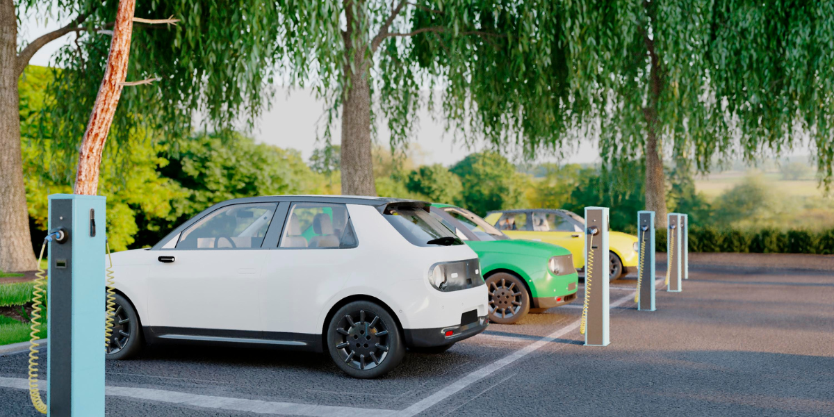 voiture électrique : affichage d'une voiture électrique en milieu urbain avec une indication de zone à faibles émissions