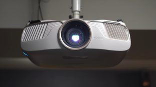 projecteur home cinema : projecteur moderne en fonctionnement dans un salon aménagé en cinéma à domicile