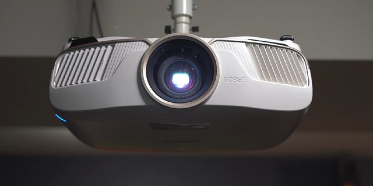 projecteur home cinema : projecteur moderne en fonctionnement dans un salon aménagé en cinéma à domicile