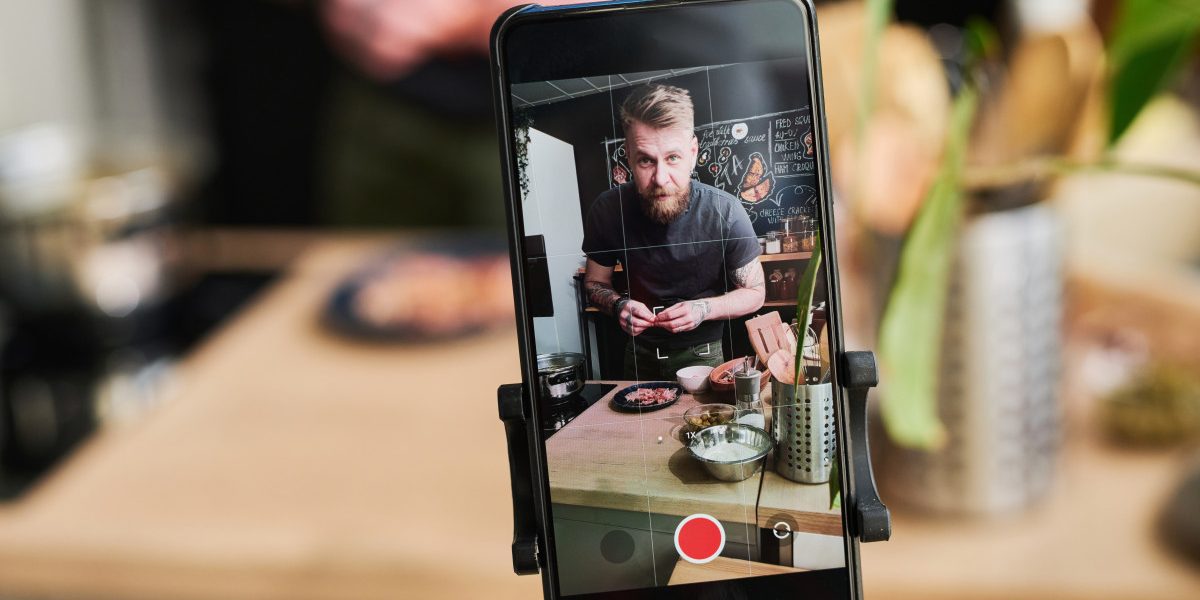 homme filmant du contenu sur smartphone