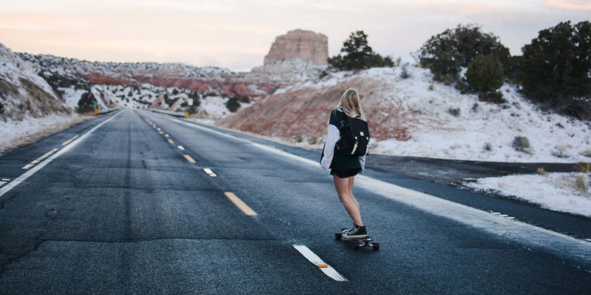 skate électrique : utilisateur expérimentant un skateboard électrique moderne en plein air