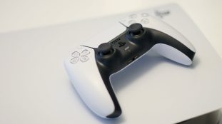 manette PS5 sur PS4 : manette de Playstation 5 à côté d'une console PS4