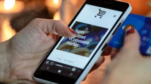 progressive web apps : illustration d'une application web moderne sur mobile et desktop