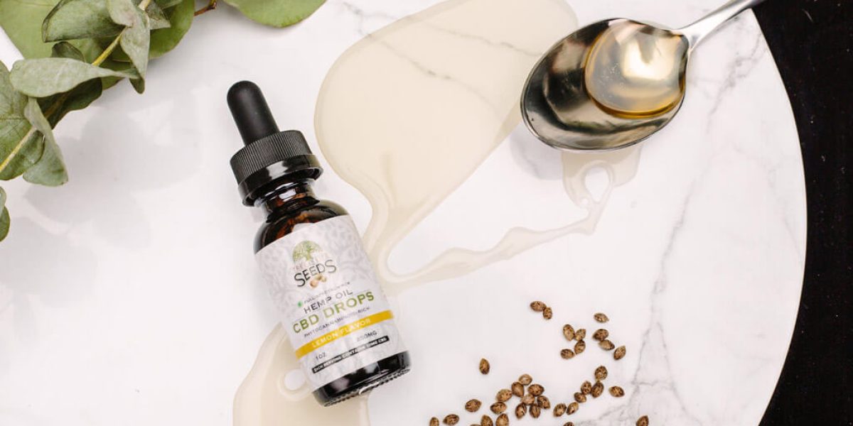 CBD : bouteille d'huile de CBD avec des feuilles de cannabis en arrière-plan