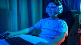 outils high-tech gaming : installation avec casque sans fil, tapis de souris XXL et accessoires de gaming