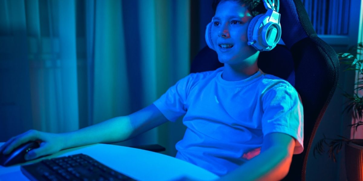 outils high-tech gaming : installation avec casque sans fil, tapis de souris XXL et accessoires de gaming