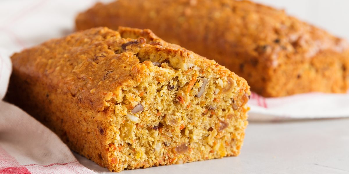 carrot cake minceur : tranche de carrot cake minceur avec des carottes et noix