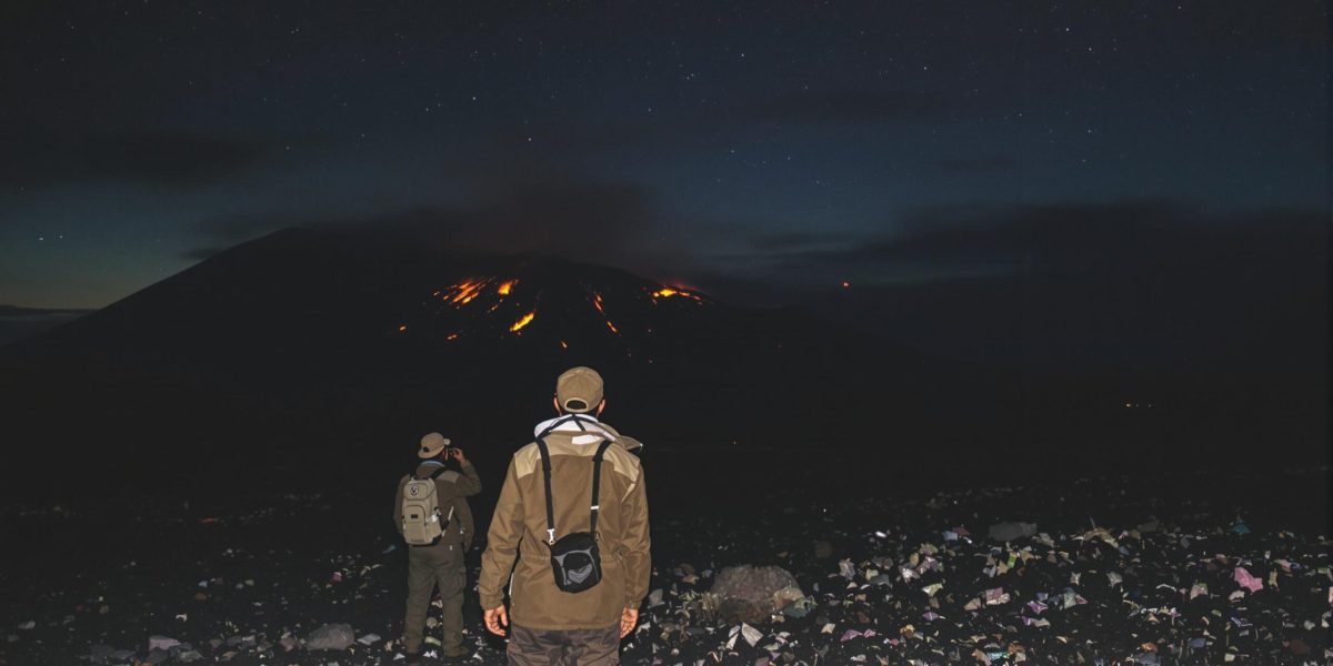coulée pyroclastique : image d'une coulée pyroclastique spectaculaire de l’Etna éclairée dans la nuit