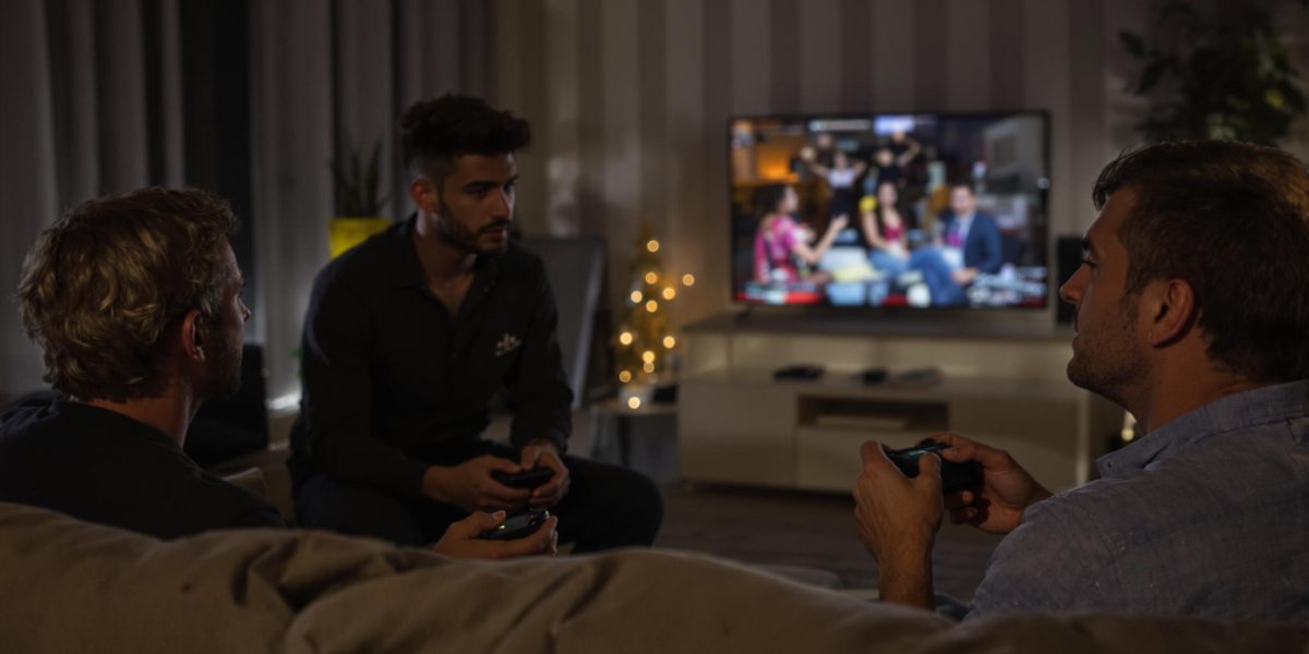 PS5 : manette et écran affichant des jeux vidéo de nouvelle génération