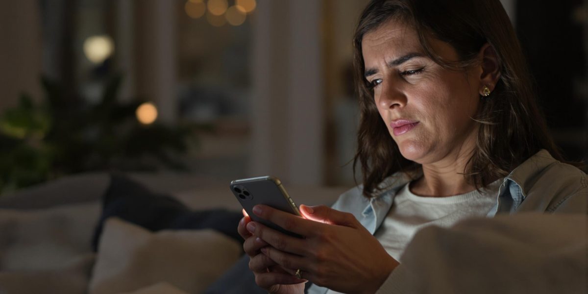 WhatsApp message inattendu : smartphone affichant une notification de message officiel WhatsApp