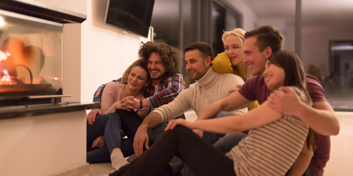 jeux d’ambiance : groupe d'amis jouant et riant autour d’un jeu de société