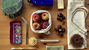 zéro déchet : cuisine organisée avec ustensiles et produits durables